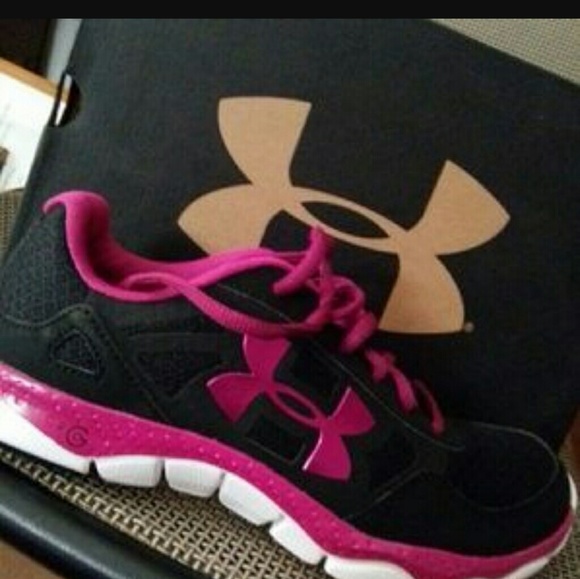 ISO ISO LOOKING FOR THESE SNEAKERS - Picture 1 of 1