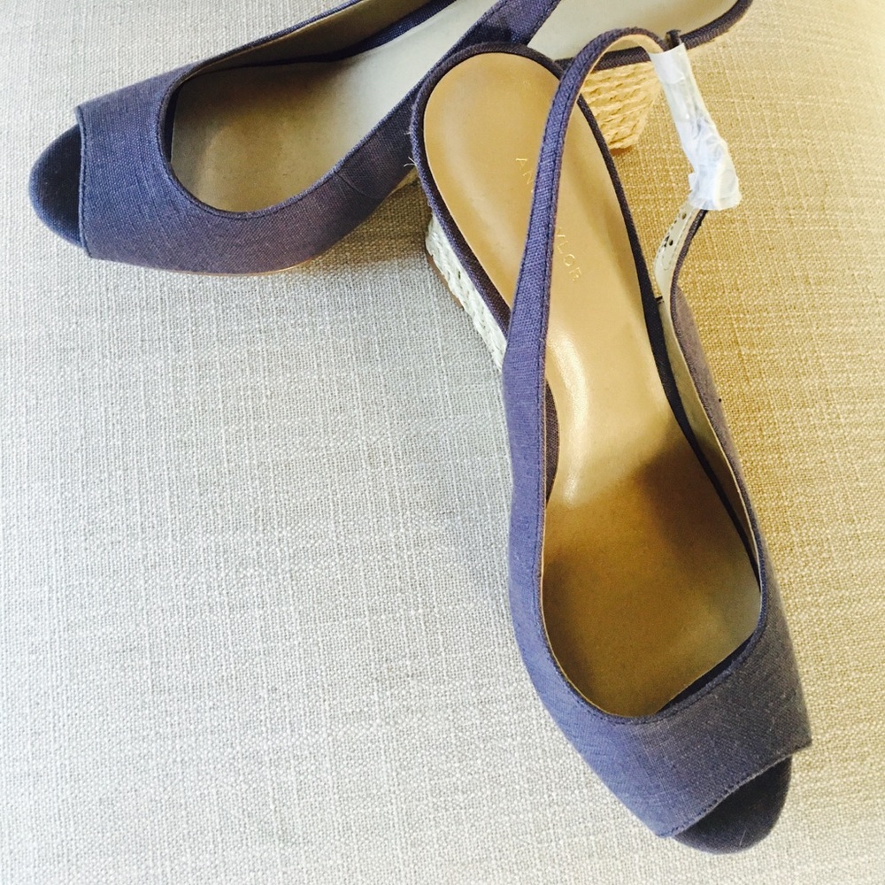 NEW Ann Taylor navy blue linen wedges size 8.