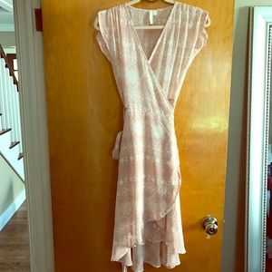 Beautiful wrap flowy dress - funky vintage print