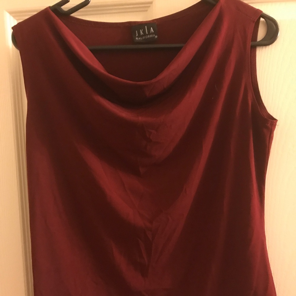 Sleeveless burgundy top