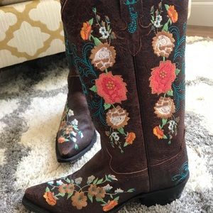 Hand Embroidered Cowgirl Boots