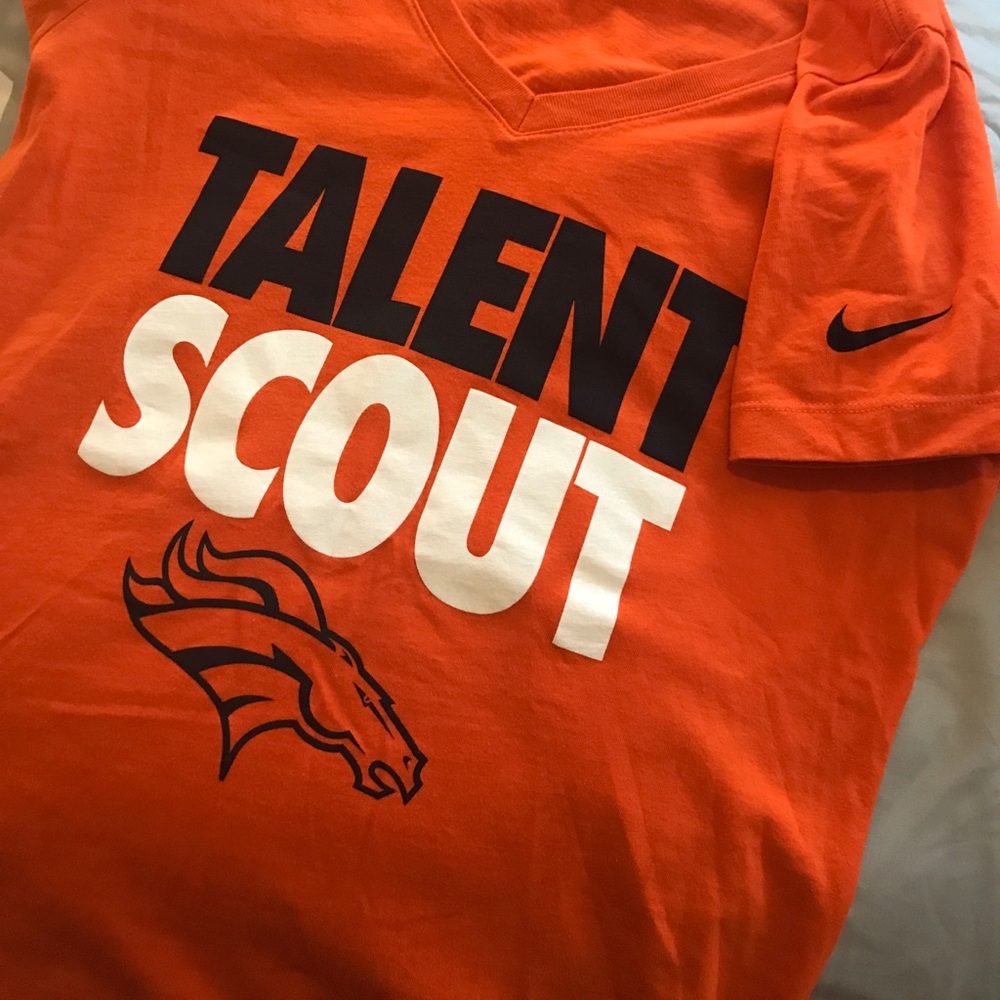 🧡 NIKE Broncos V Neck 💙