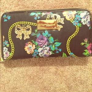 BETSEY JOHNSON wallet 😍❤️