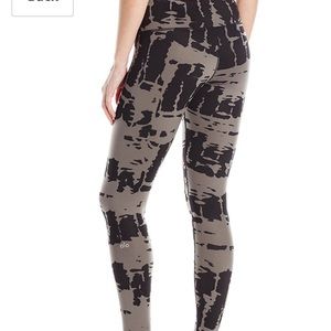 Alo yoga airbrush legging in black tie dye