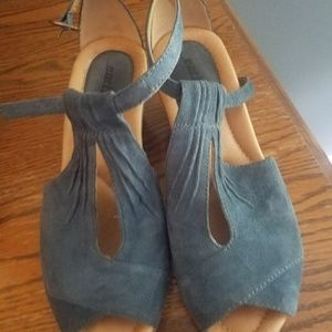 Gorgeous Earth sz 8 blue suede sandals