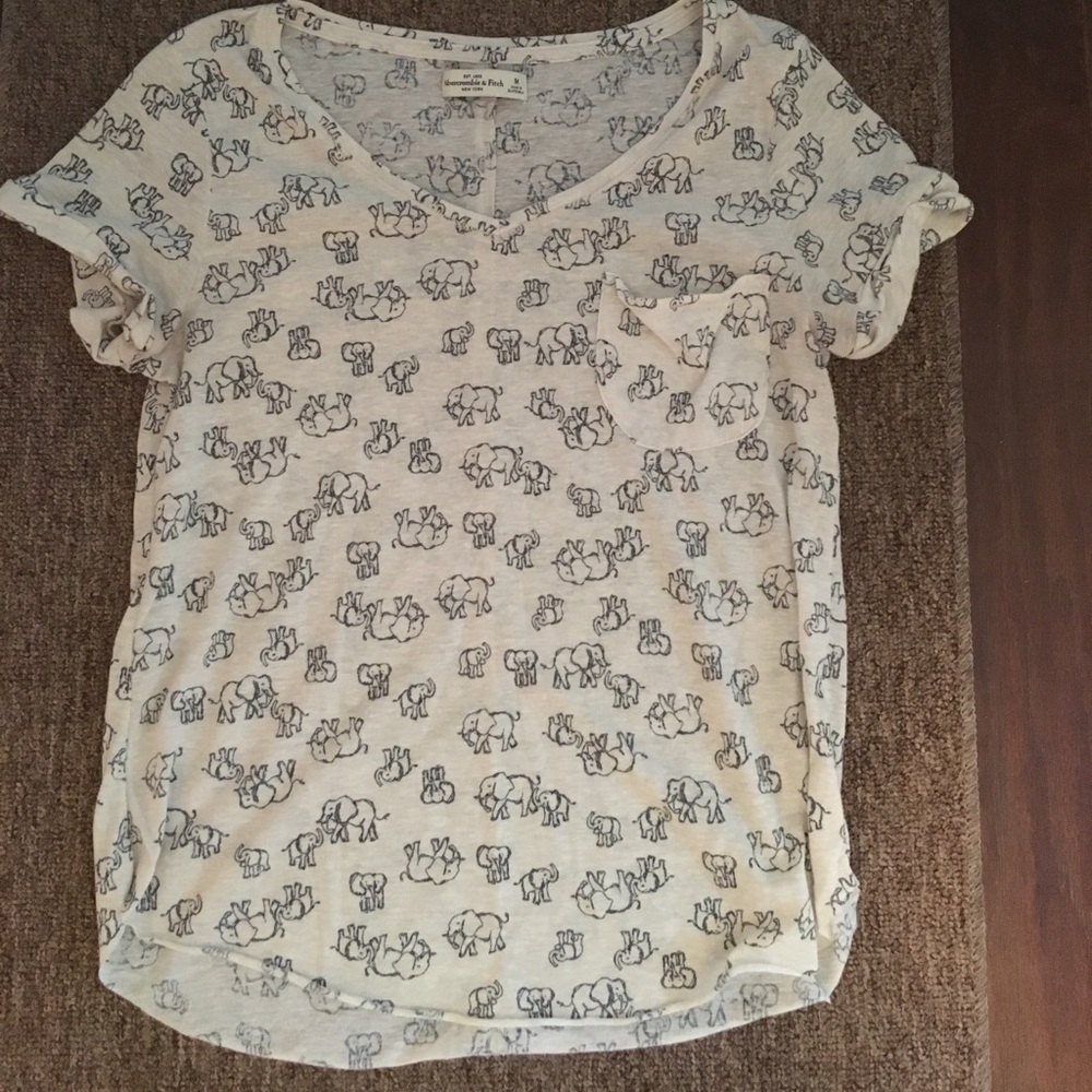 V-neck elephant print t-shirt