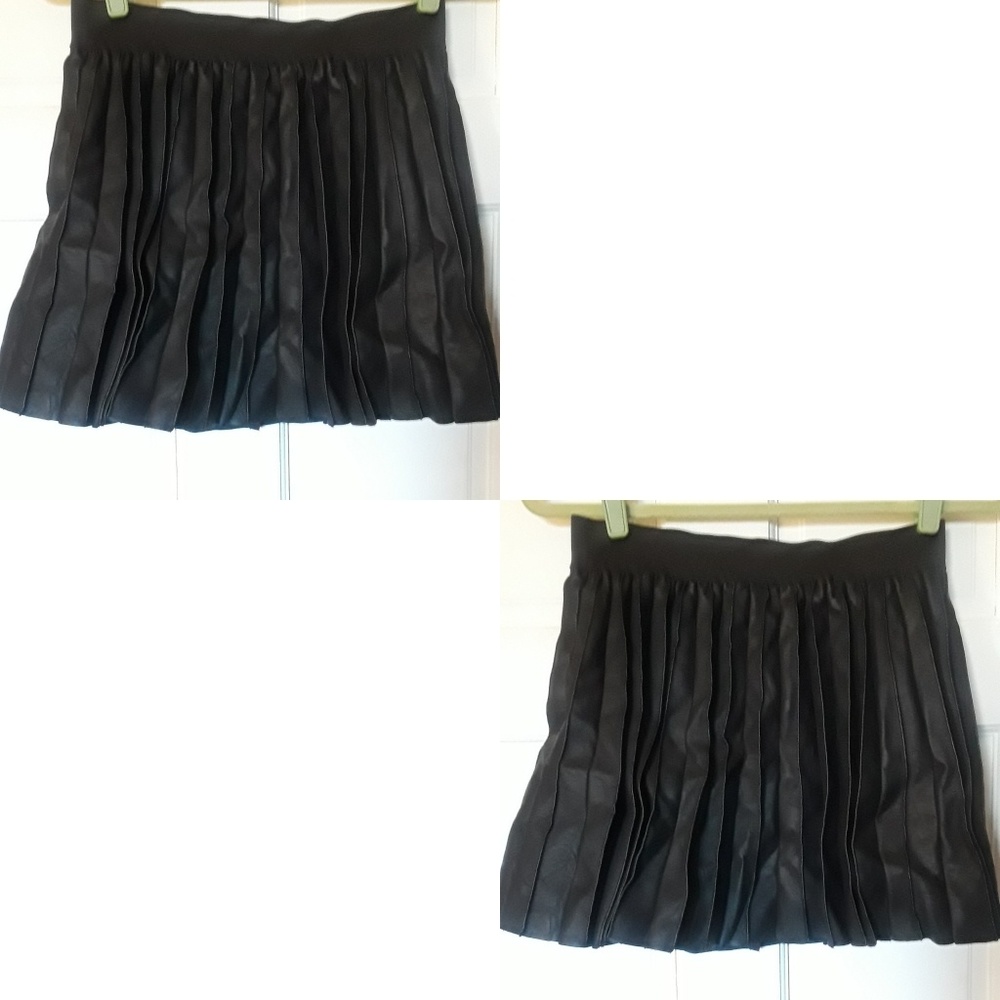 Pleated polyurethane black skirt