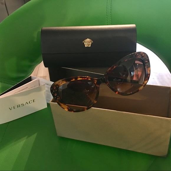 Last one 💯% Authentic New  Versace sunglass. - Picture 7 of 8