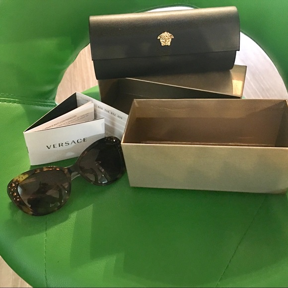 Last one 💯% Authentic New  Versace sunglass. - Picture 2 of 8