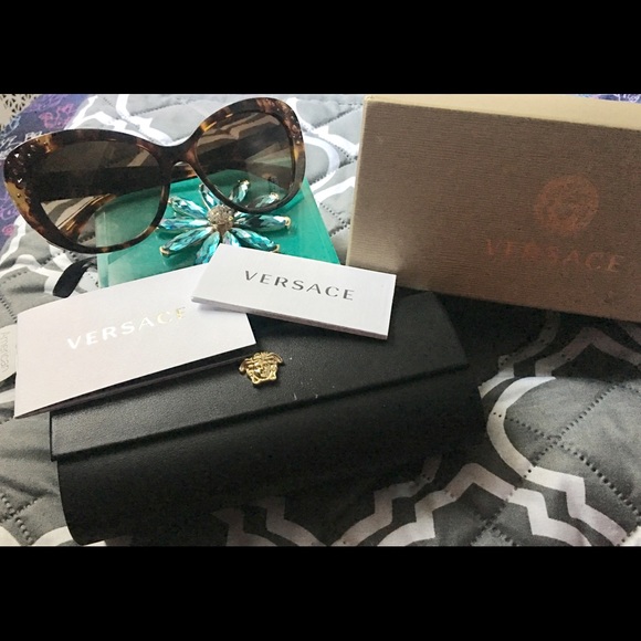 Last one 💯% Authentic New  Versace sunglass. - Picture 3 of 8