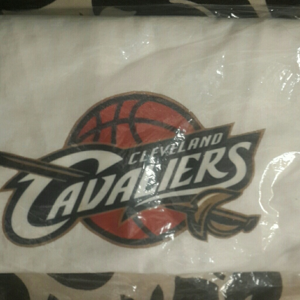 Cavs logo tee white