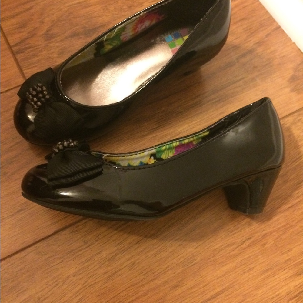 Girls size 11 black dress shoes with a heel