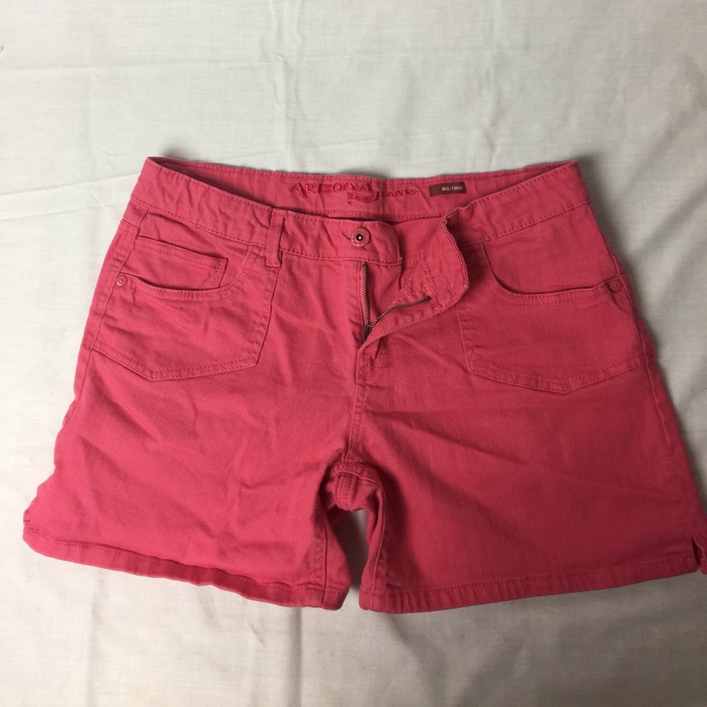 Beautiful pink Arizona Mid-thigh jean shorts!