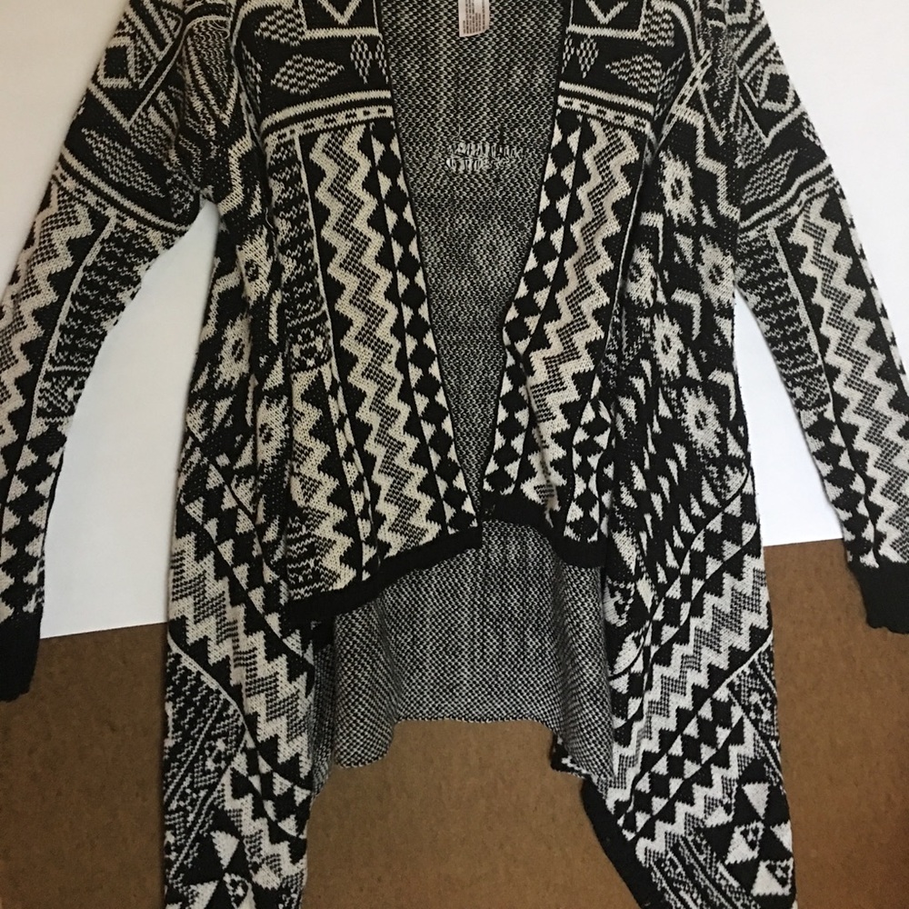 Aztec patterned black and white high low sweater