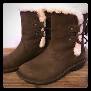 UGG Akadia boot - Size 7 in Stout Leather