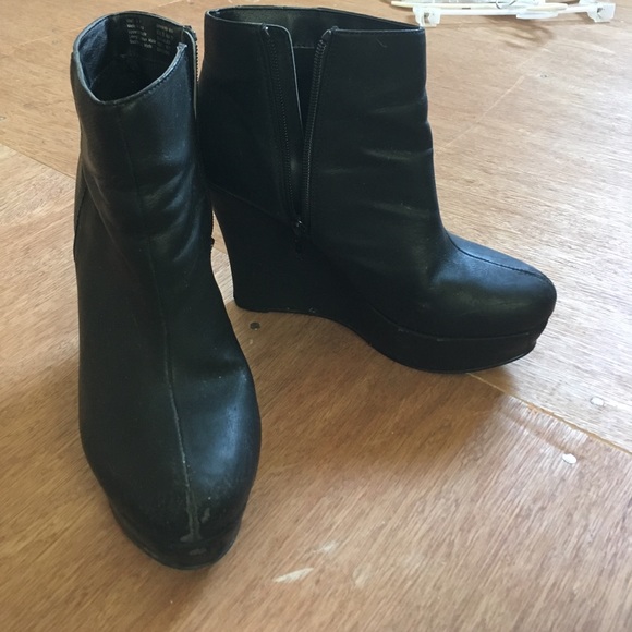 Shoes - Black ankle heel booties