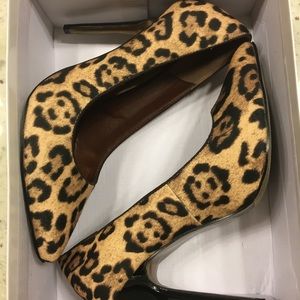 Leopard print pumps