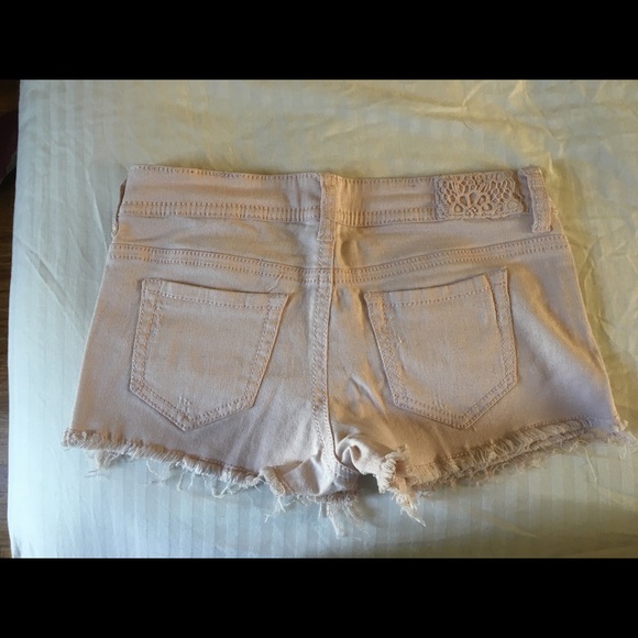 Light pink distressed shorts - Picture 3 of 3