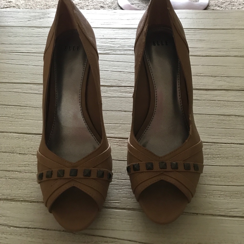 Authentic Elle tan leather and man made heels 👠