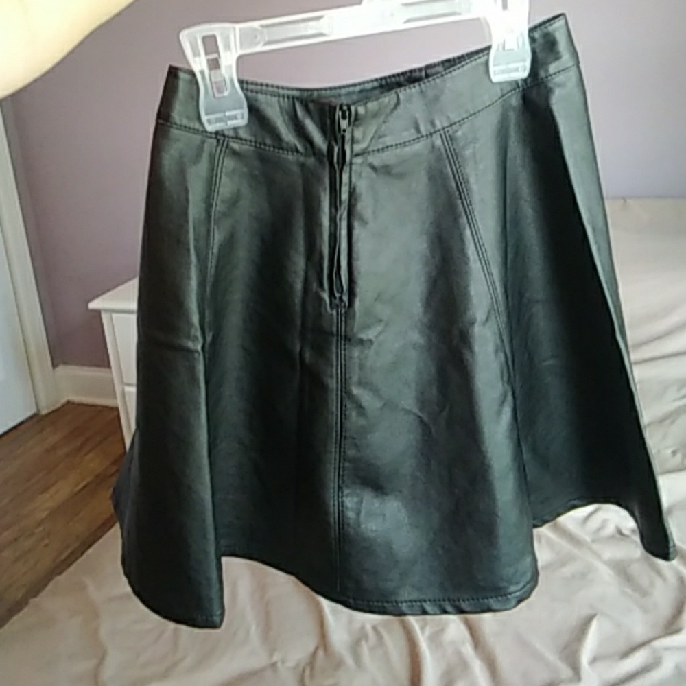 H&M Black Skirt - Picture 2 of 3