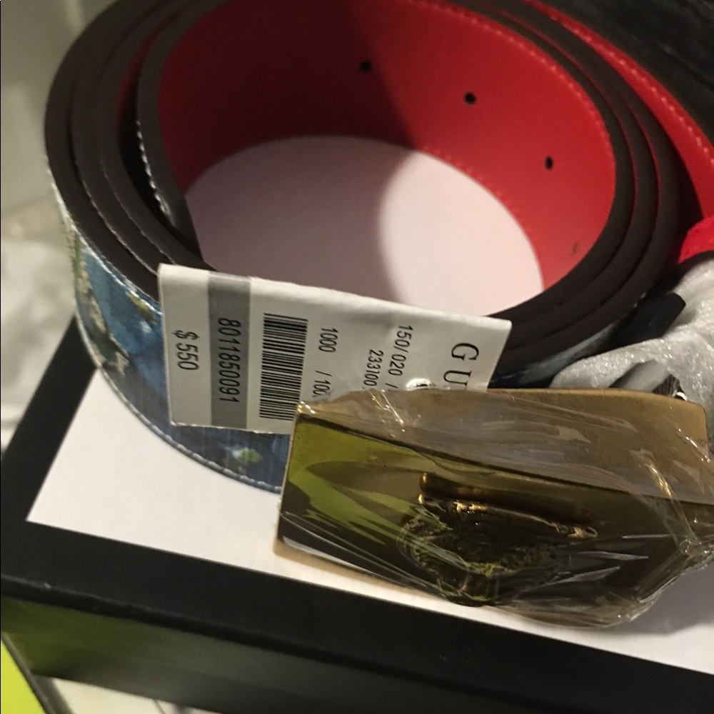 Gucci belt with tiger pendant