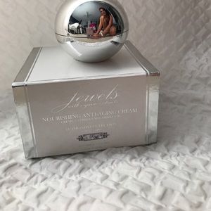Jewels nourishing anti-aging cream