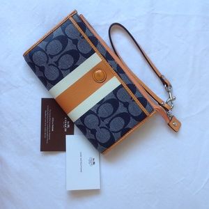 Coach wristlet - like new!