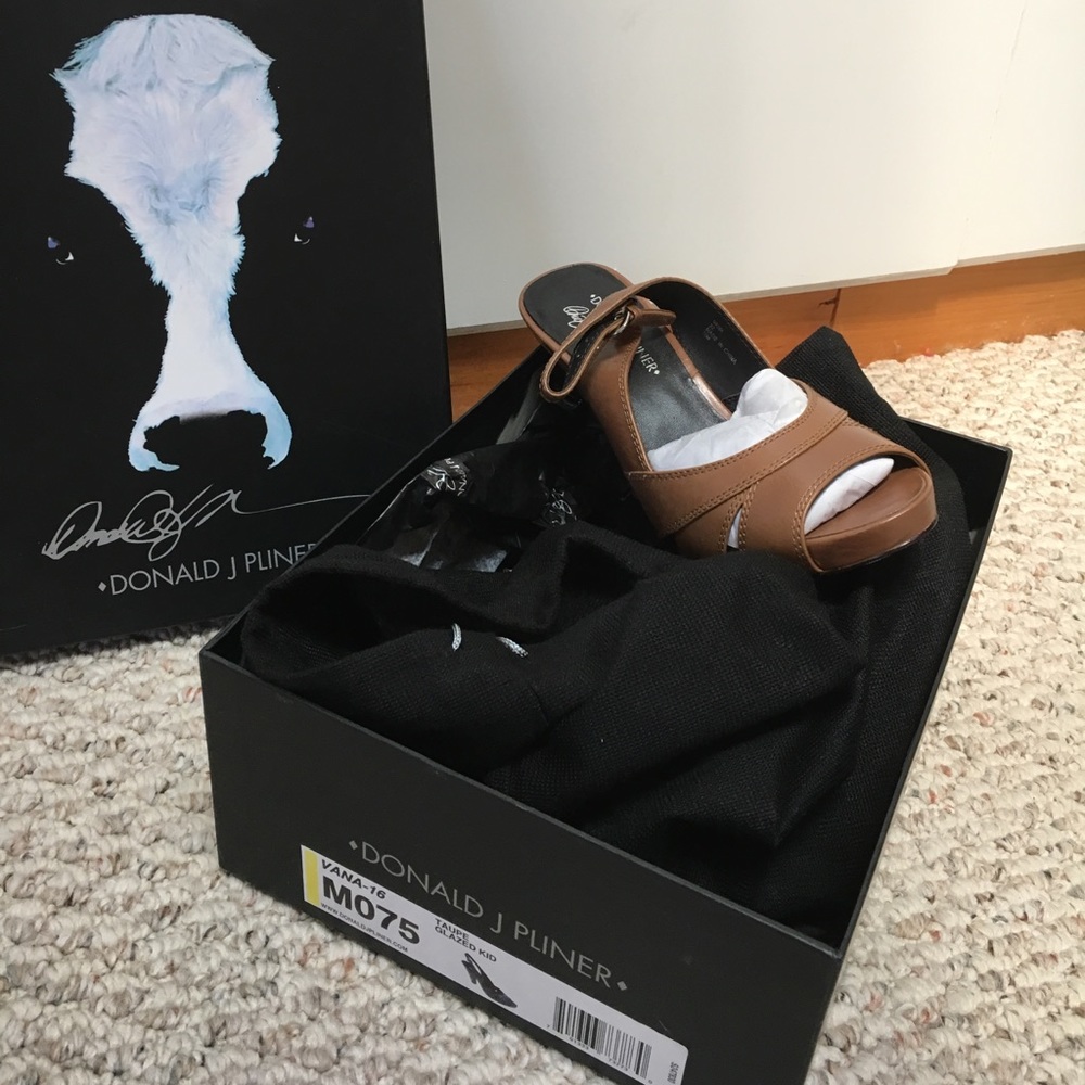 Donald J Pliner taupe heels 7.5