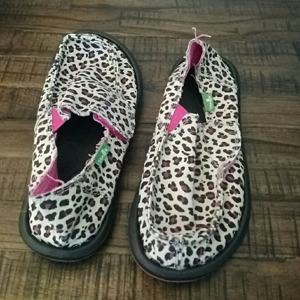 NWT girls Sanuk loafers