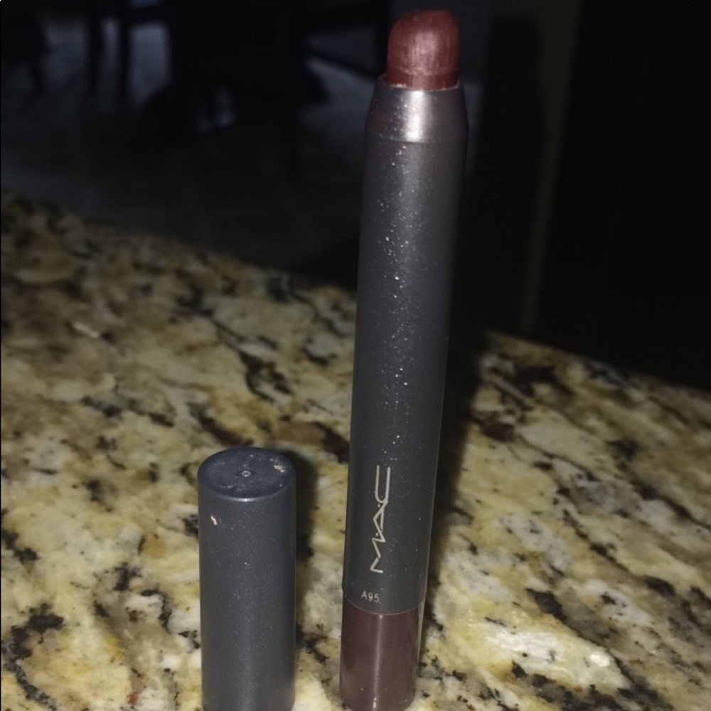 **LIMITED EDITION VELVET TEEN MAC LIP PENCIL**
