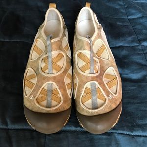 Like new ladies 8.5 water shoes by Merrell