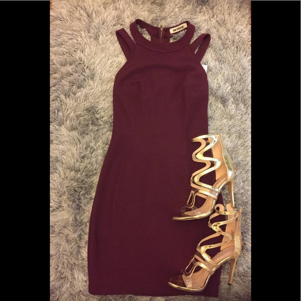 Burgundy ribbed detail dress.