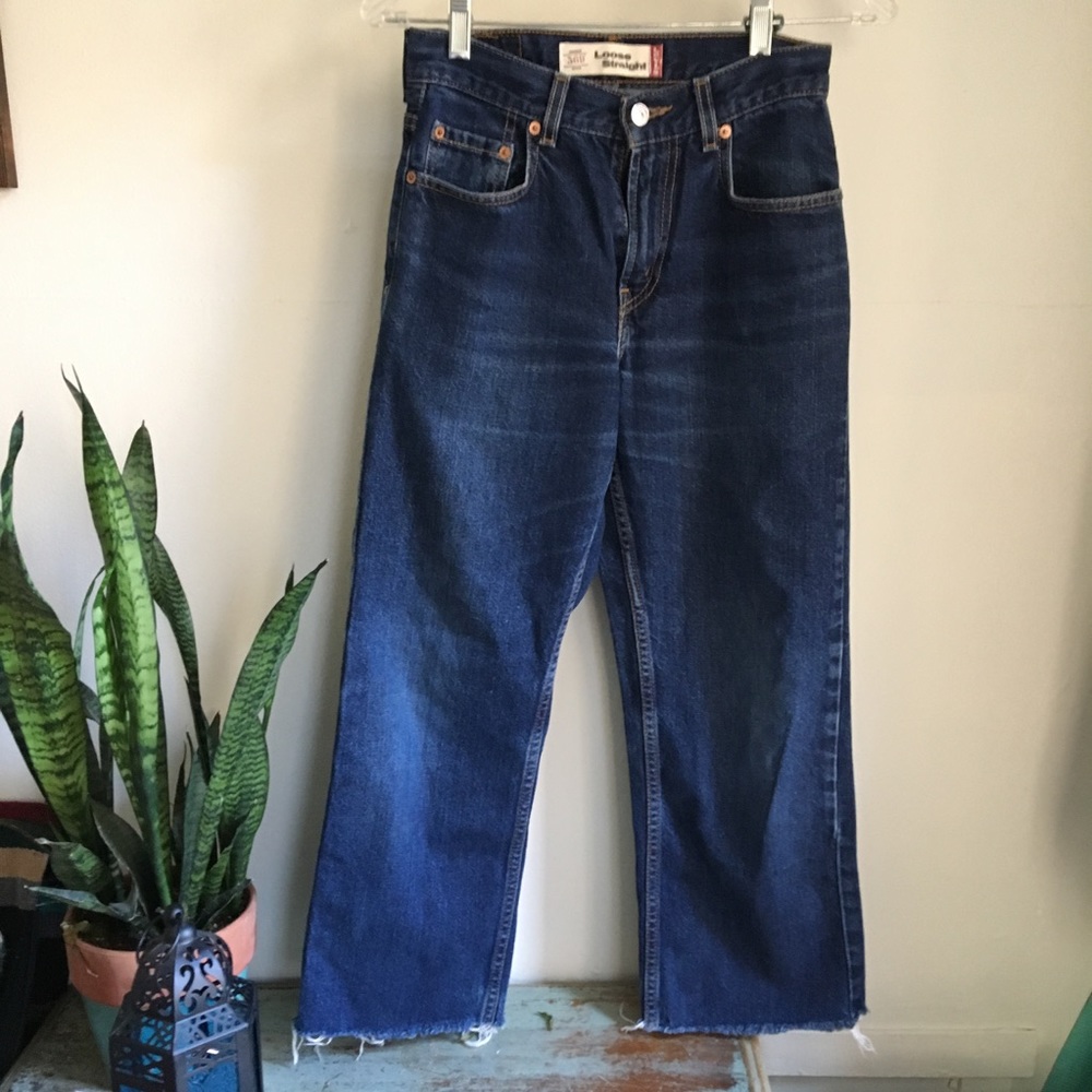 Straight and Loose Cropped Levis - Picture 2 of 4
