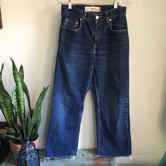 Straight and Loose Cropped Levis - Picture 2 of 4