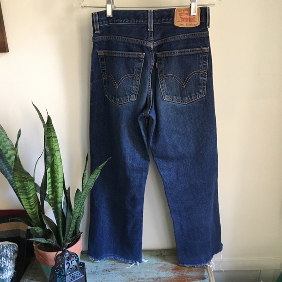 Straight and Loose Cropped Levis - Picture 3 of 4