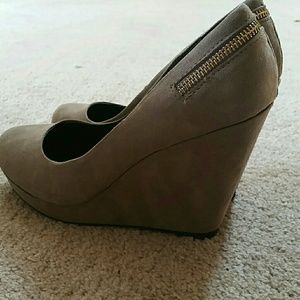 NEVER WORN taupe suede wedges