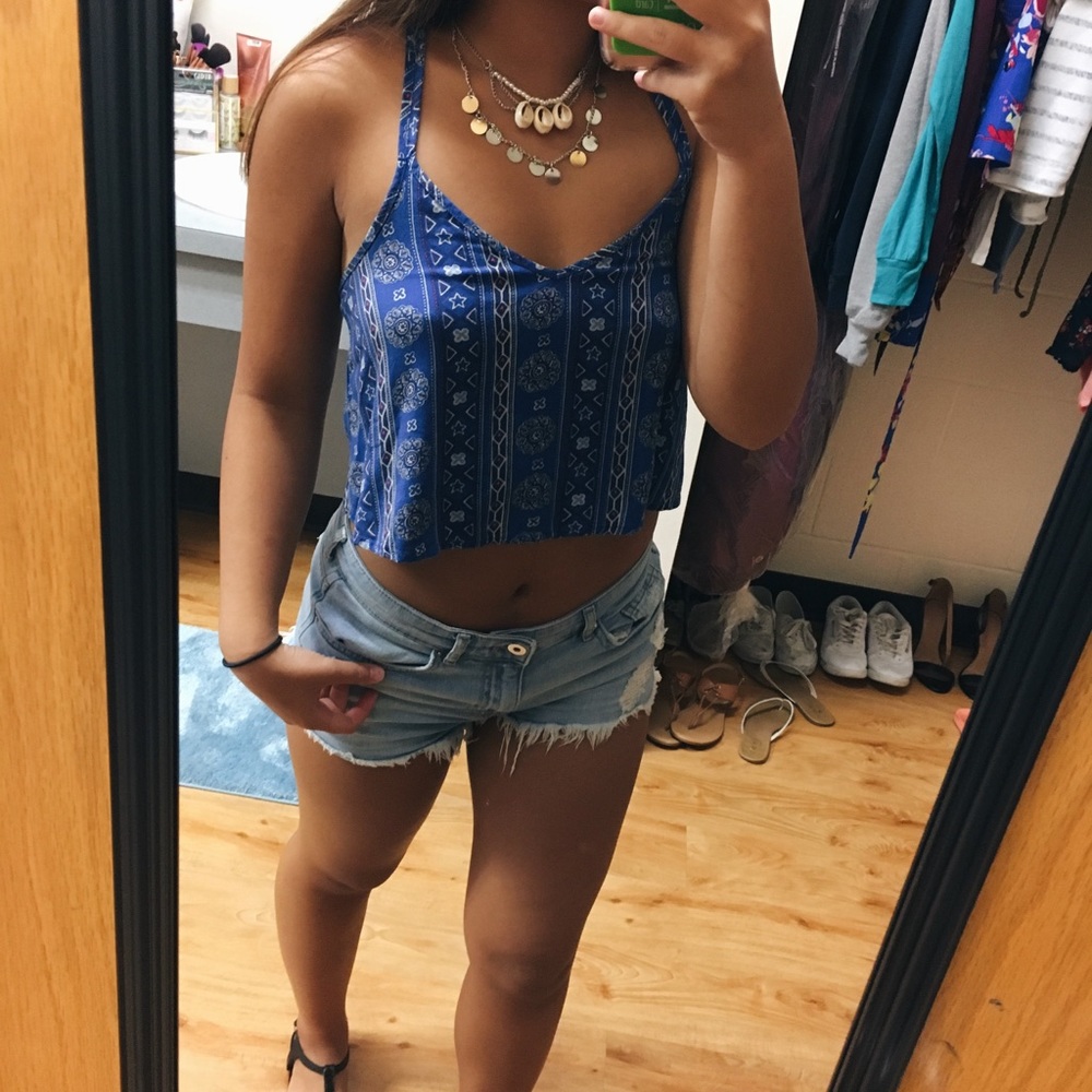 HOLLISTER Patterned Crop Top