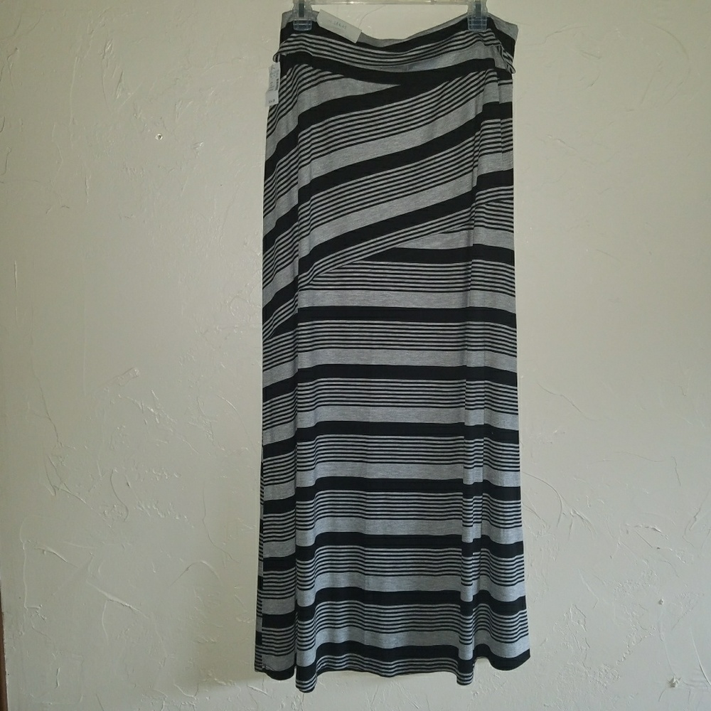Maurices NWT LG black/gray Maxi skirt