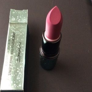 LE Mac Alluring Aquatic Cremesheen Lipstick