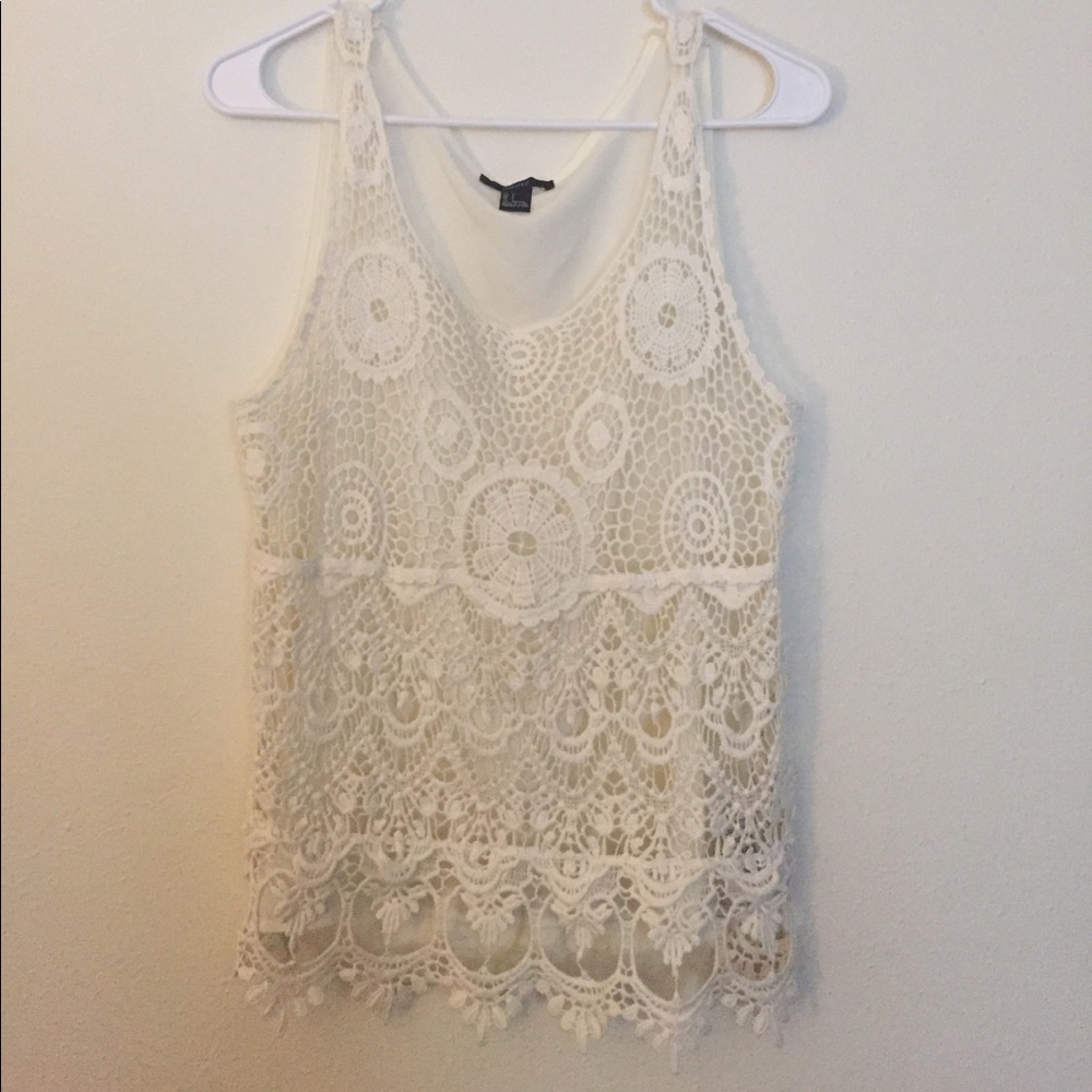 **S O L D** 🕊✨ Lacy sheet back top