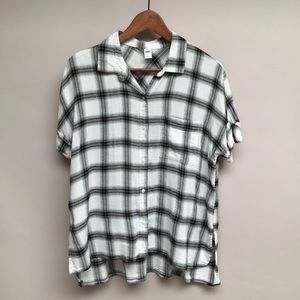 BLACK AND WHITE SOFT BUTTON DOWN TOP
