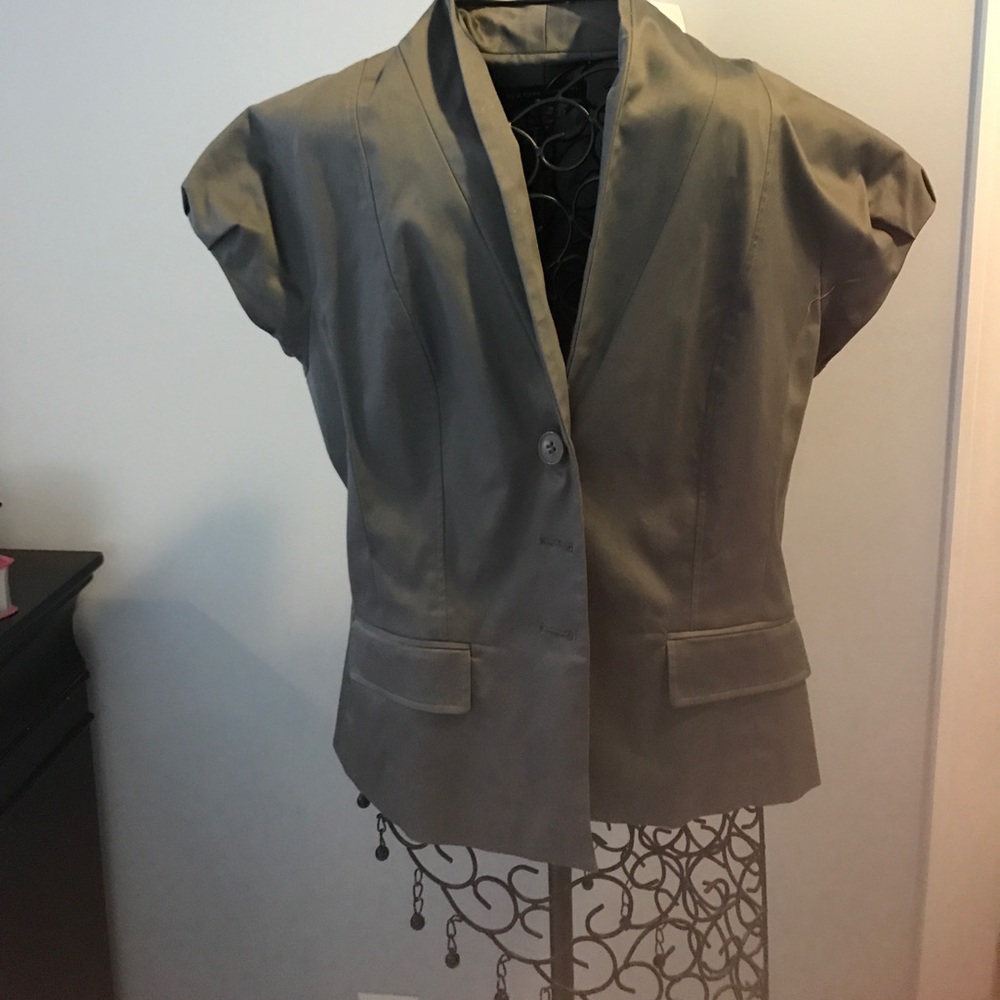 Gray short sleeve blazer