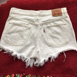 levi's 501 white jean shorts