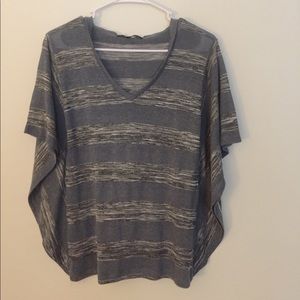 **S O L D** 🌫☕️ Cute flowy top with hood