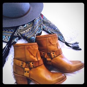 NIB 8.5 Frye Harness Bootie in Camel