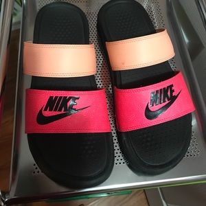 Nike / slippers