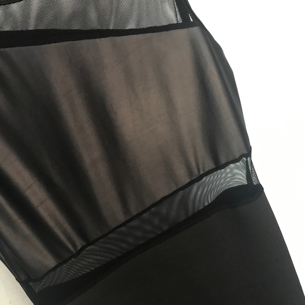 Little black dress with black peather material ⬛️