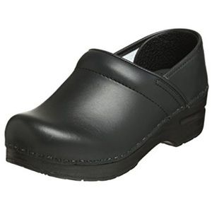Dansko • matte black clogs 💫