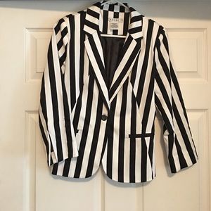 Fitted blazer 3/4 length sleeves