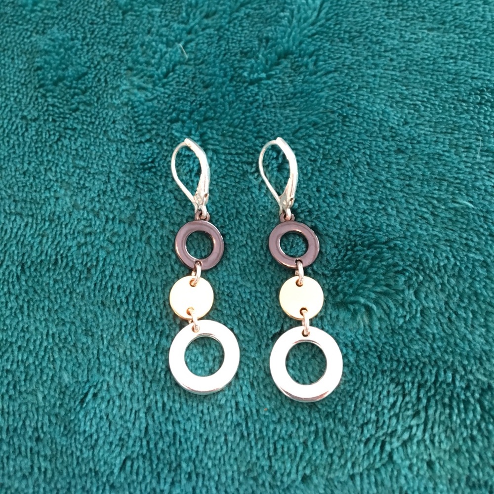 Beautiful & lightweight 3 tone earrings.